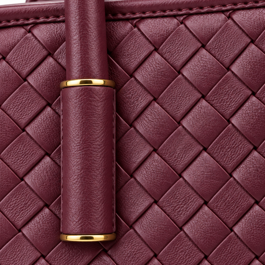 Super zoom dell’intreccio a mano della borsa Amaranta: pelle di prima qualità, grana della superficie, cuciture e dettagli color oro