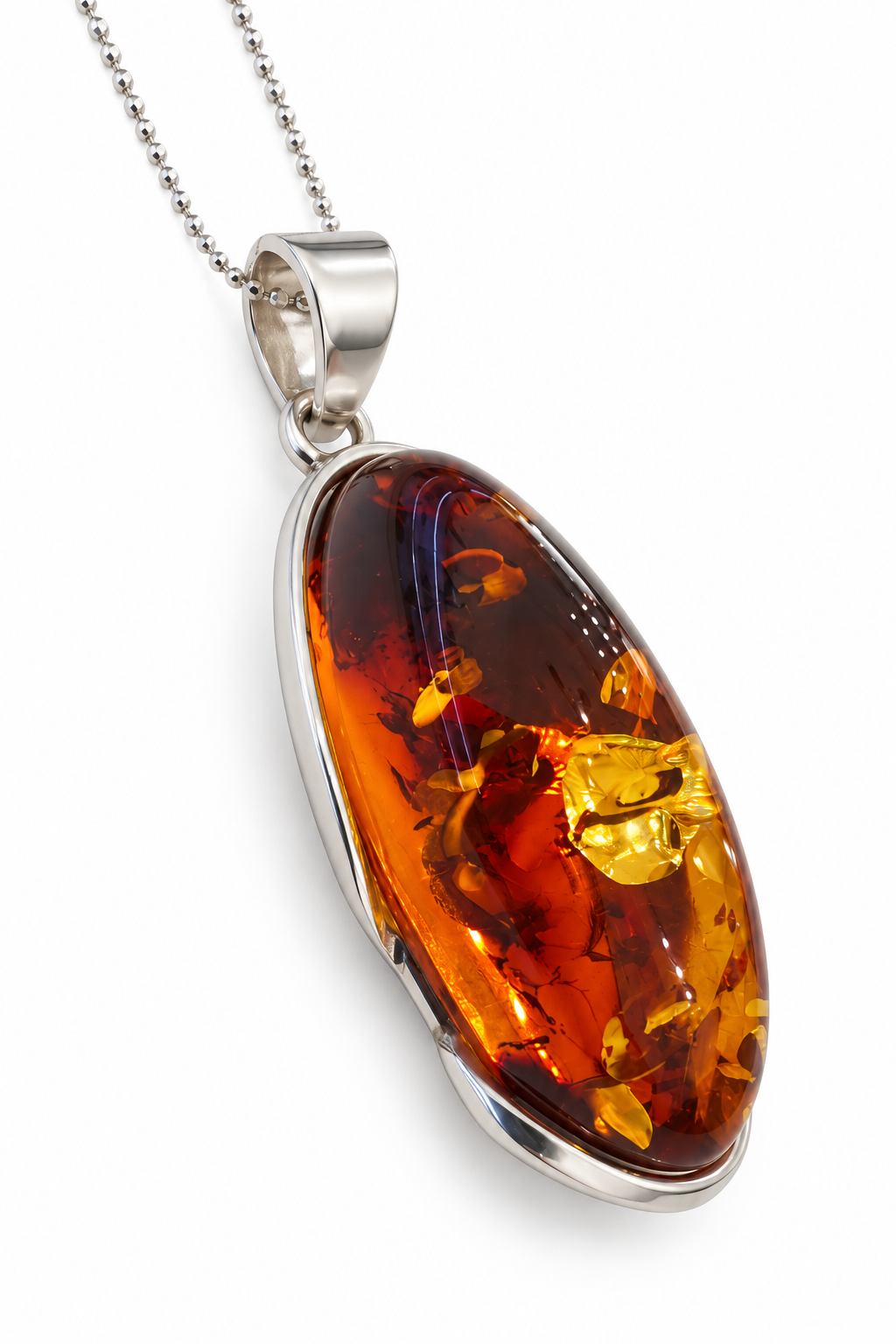 Collana Tramonto d’Ambra, dettaglio laterale del pendente e della montatura in argento