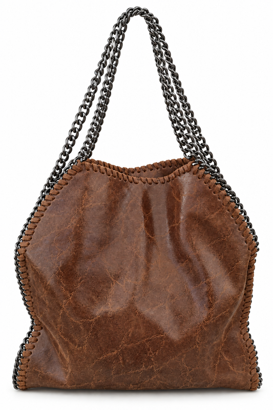 Borsa Cuoio Ribelle in pelle color cuoio con catene color canna di fucile su sfondo bianco