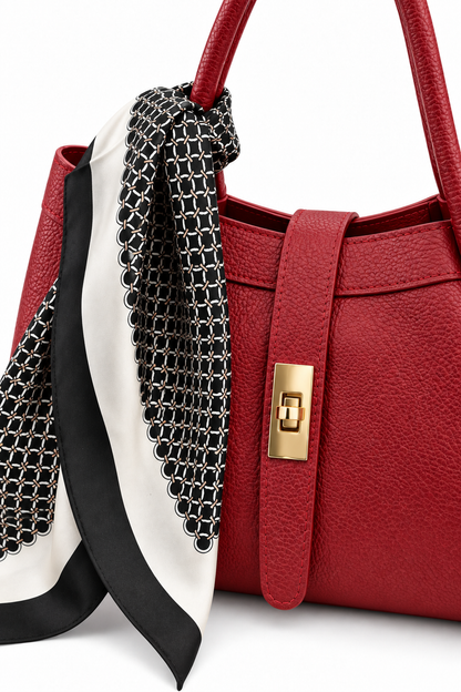 Dettaglio foulard, pelle martellata e chiusura dorata della Borsa Rubino Éclat