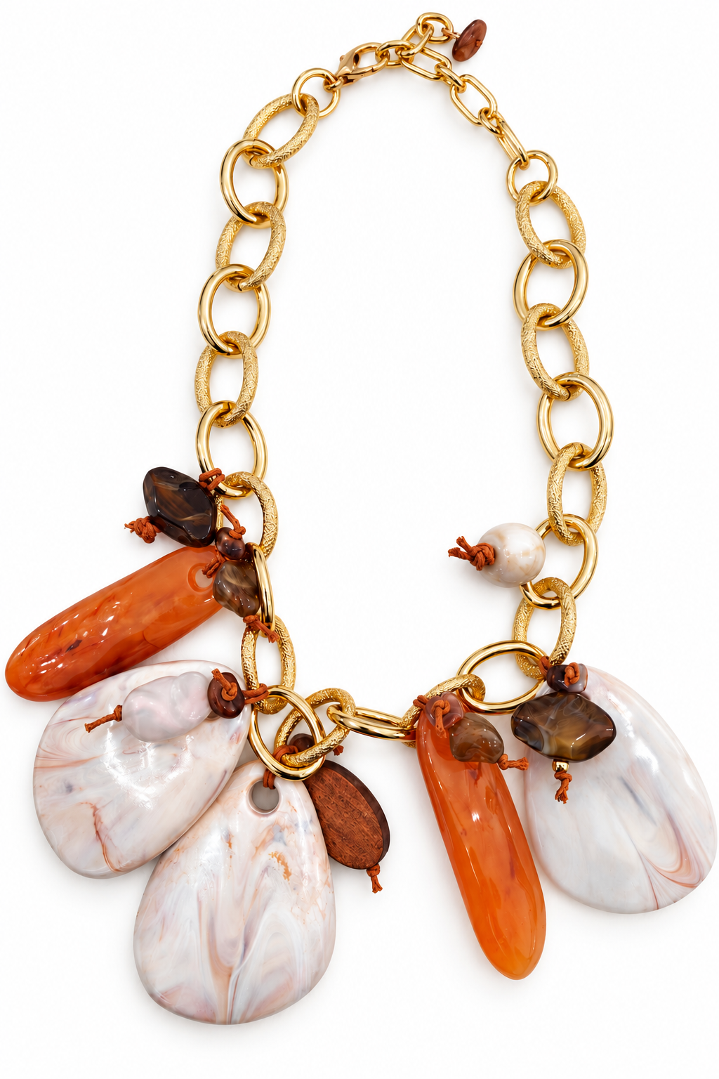Collana Armonia Caramello VerdeChiara con maglie dorate, pendenti caramello, riflessi madreperlati e dettagli in legno su sfondo bianco