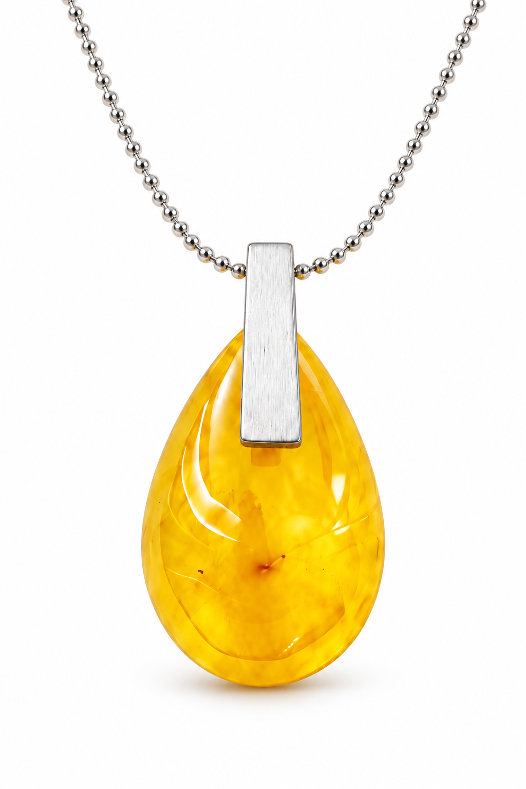 Dettaglio ravvicinato della collana Luce Baltica con ambra gialla su sfondo bianco