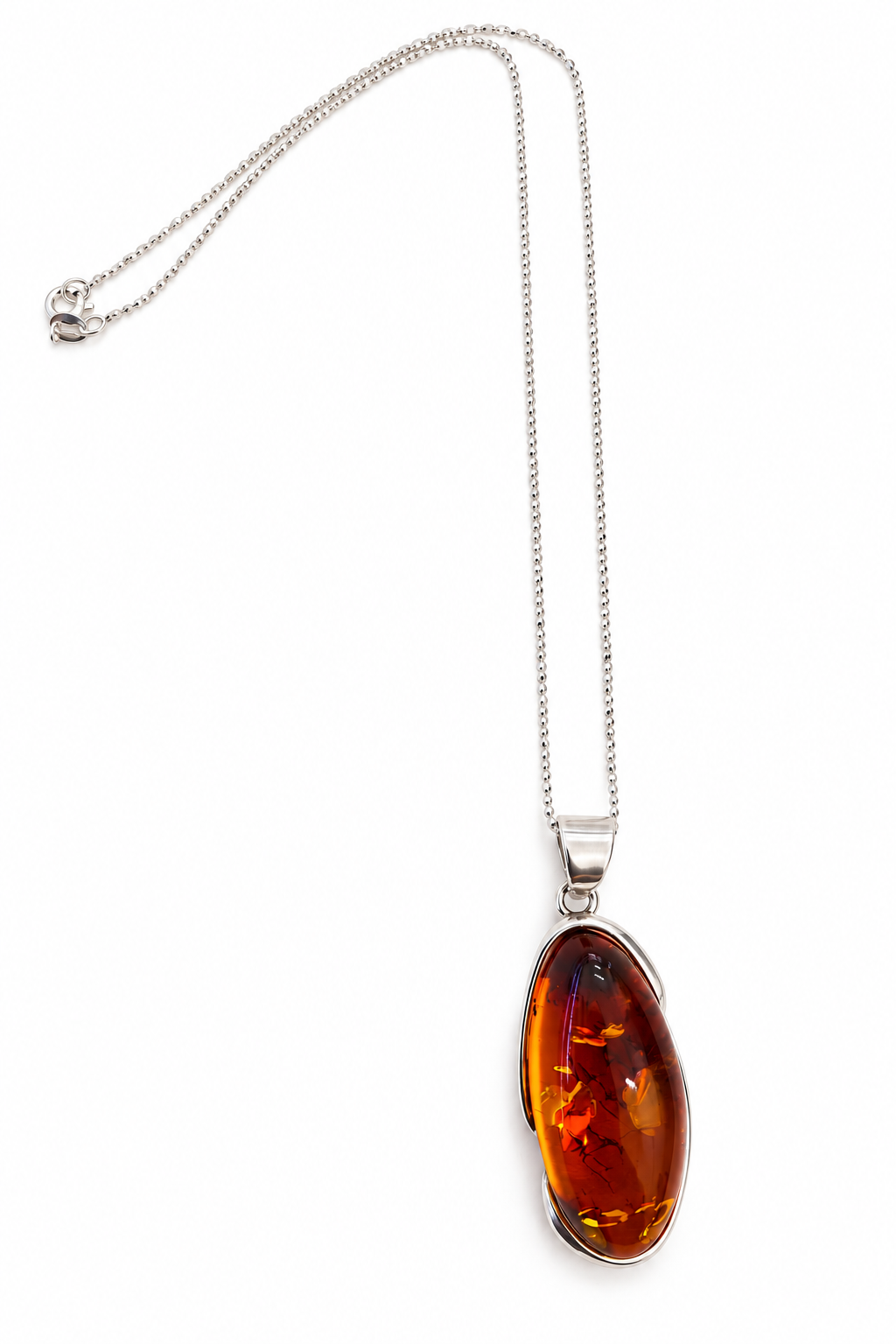 Collana Tramonto d’Ambra con pendente montato in argento, vista completa su sfondo bianco