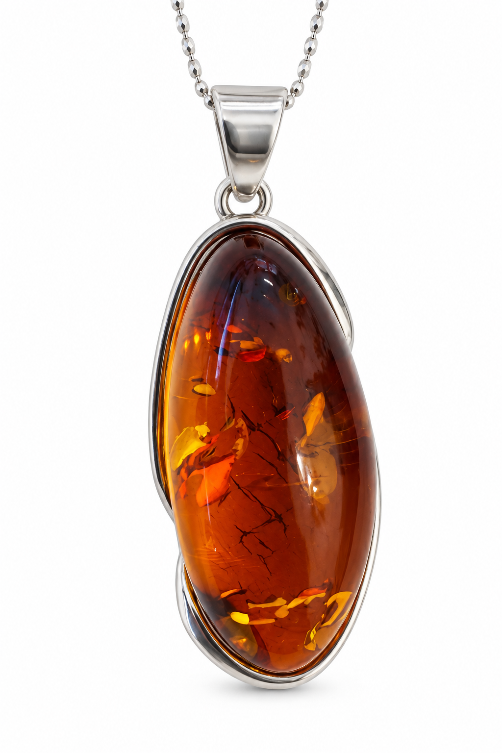 Collana Tramonto d’Ambra, dettaglio frontale del pendente e della montatura in argento
