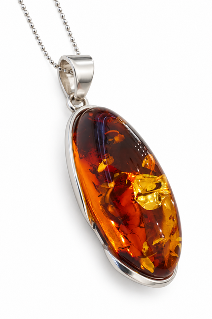 Collana Tramonto d’Ambra, dettaglio laterale del pendente e della montatura in argento